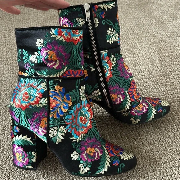 Steve Madden Floral multicolor Embroidered brocade Ankle Boots! - Picture 2 of 8